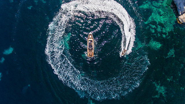 A tender/water scooter cross over Vanqraft VQ16 