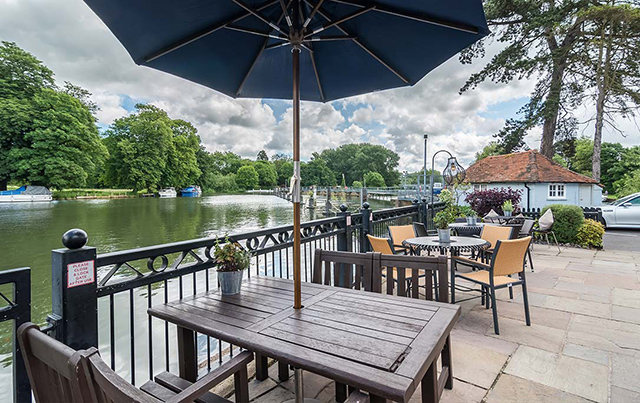 A pub on the river Thames - The Swan at Pangbourne
